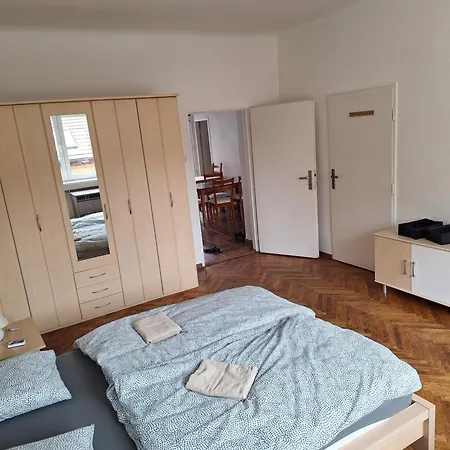 Large Flat With Two Bedrooms In The Old Town 公寓 *